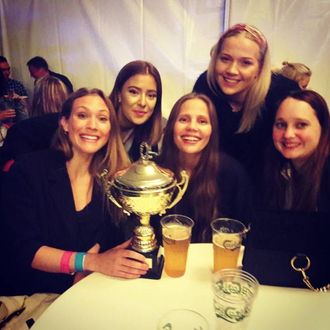 5000 KR: "Aldri meir vol. 2" vann konkurransen under årets Kom Heimatt og donerte heile pengepremien til MR. Dei fem på laget var Idun Aasen (f.v.), Live Blikra, Signe Rode Rio, Sigrid Kristina Rio og Gro Starheimsæter. Privat foto