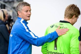 GOD TAPAR: Moldemanager Ole Gunnar Solskjær gjekk på ein tøff smell mot Sogndal for to rundar sidan, men viste stor sporstand då han gratulerte omtrent samtlege på heimelaget med sigeren. No blir han sjefen til Babacar Sarr.