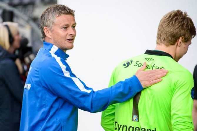 GOD SPORTSAND: Moldetrenar Ole Gunnar Solskjær var under hardt press etter tapet mot Sogndal, det fjerde på rad. Det var ikkje lett å sjå, der han gratulerte omtrent det som var av sogndalspelarar og støtteapparat med sigeren etter kampen.
