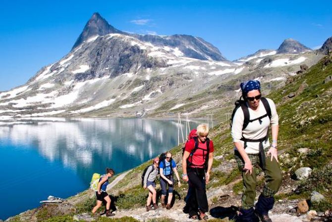 TURAR: Vinjerockarar frå eit tidlegare år på fjelltur med Falketind i bakgrunnen - som det blir arrangert guida tur til i år.