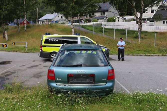 BILAR: På parkeringsplassen ovanfor Cuba Stadion stod det tre bilar dumpa for nokre veker sidan. Då Porten vart med torsdag var berre denne avskilta bilen att. Lensmann Magne Knudsen prøver i bakgrunnen å koma i kontakt med det dei meiner er eigaren.