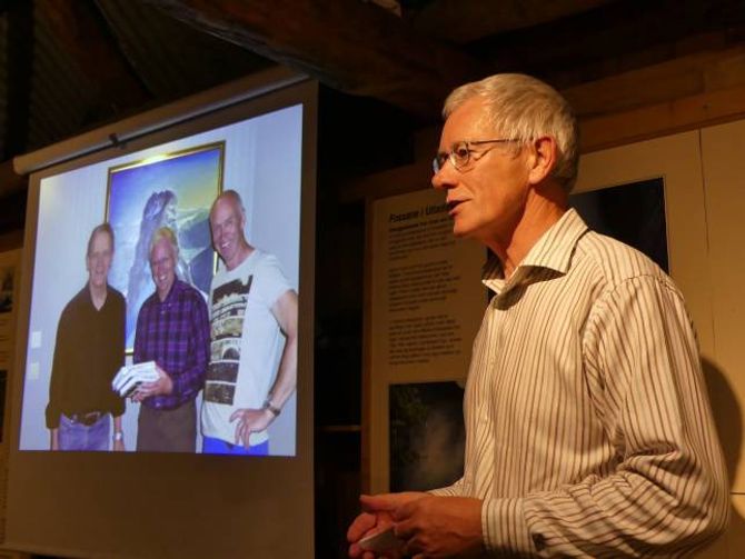 YORKSHIRE: Michael Smith frå "Yorkshire Ramblers Club", som William Cecil Slingsby tilhøyrde, hadde ein kort introduksjon til det vidare føredraget.