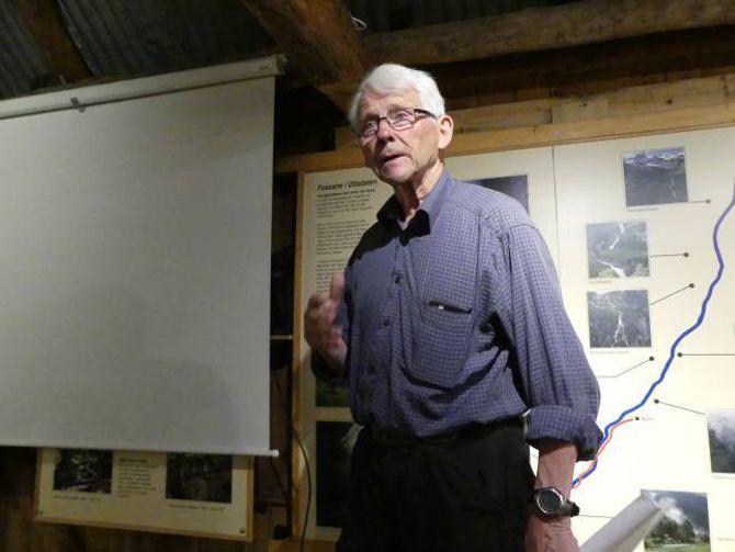 FØREDRAG: Johan Kofstad fortalde inngåande om turen i 1876 og baserte mykje av føredraget på boka "Norwegian playground" av Slingsby sjølv.