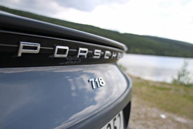 NYE TAL: Denne midtlivsoppgraderte versjonen av Boxster har i tillegg fått med tala 718, det same gjeld hard-top-versjonen Cayman. Ein liten hommage til racingbilen Porsche 718 frå slutten av femti- og byrjinga av sekstitalet.