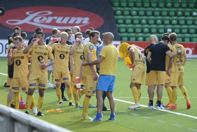 STEIKANDE VARME: Sola steikte såpass i første omgang at dei to laga fekk ein drikkepause på stillinga 0-1. Sogndal verka å tene mest på det, men hamna under 0-2 før dei byrja opphentinga.