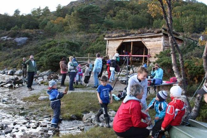 SAMLINGSPLASS UTE: Naturmøteplassar er samlingsplassar i nærmiljøet der små og store kan ha det kjekt i lag ute. Her frå naturmøteplassen til Atløy 4H i Askvoll i Sogn og Fjordane.