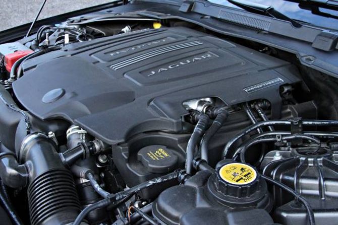 V6-MOTOR: En sterk, sekssylindret, motor gir gjenklang hos Jaguar-entusiasten, mens det stort sett selges utgaver med fire sylindret dieselmotor.