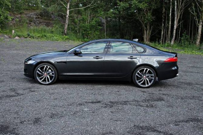ELEGANT: Bilen er nær fem meter lang og med en coupé-aktig profil blir det en av de mer elegante bilene i sitt segment.