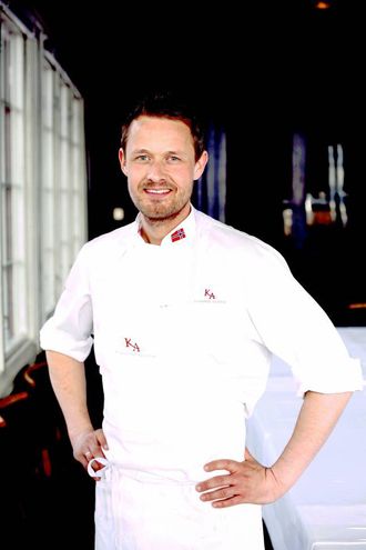 Øyvind Hjelle er kjent fra TV og flere bokutgivelser. Han har vært kokk i 25 år ved noen av Oslos fremste restauranter. Nå arbeider han med utvikling for norske matleverandører og er fast matskribent for NTB.