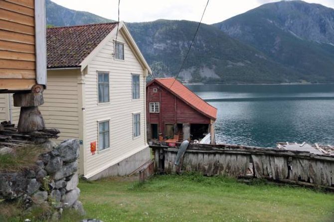 SENTER: I vel hundre år var dette eit senter i Indre Sogn. Her dreiv ein med sagbruk, og bøndene kunne male kornet sitt her.