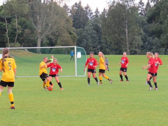 SLITNE: Jentene frå Leikanger var skuffa etter fredagens tap under Norway Cup.