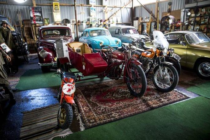 MYKJE Å SJÅ: Det er så mange køyretøy i «museumshallen» til Torbjørn Nilsen at ein treng litt tid på å fordøye alt. I midten av bildet står eksempelvis ein Indian, ein amerikansk motorsykkel frå 1919.