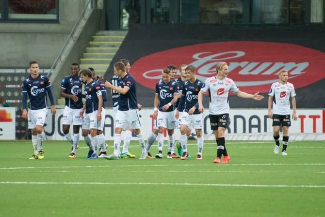 0-1: Eirik Birkelund og Taijo Teniste deppar etter at Viking har gått opp i leiinga. Kampen var nesten over då Sogndal endeleg fekk fart på spelet.