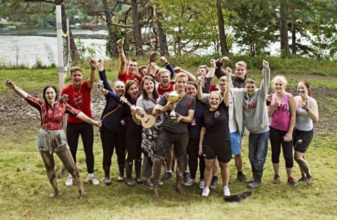 VANN TURNERING: Gjengen frå Sogn og Fjordane hadde som mål å ikkje kome på siste plass i volleyball-turneringa, men dei stakk av med seieren og vann turneringa.