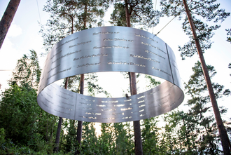 MINNESMERKE: På bilete ovanfor ser ein navna til alle som mista livet under tragedien i 2011.