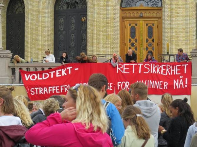 DEMONSTRASJON: Tusenvis møtte opp for å demonstrera for rettstryggleik for kvinner i Oslo.