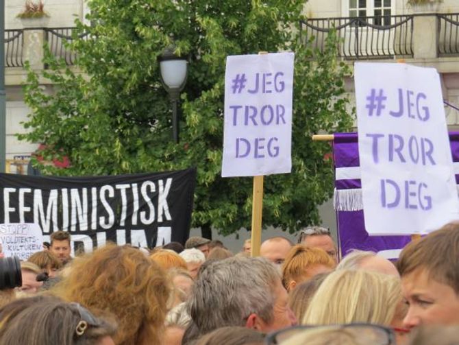 #JEGTRORDEG: Mange møtte opp for å syna si støtte til Andrea Voll Voldum etter at ho delte si valdtektshistorie.
