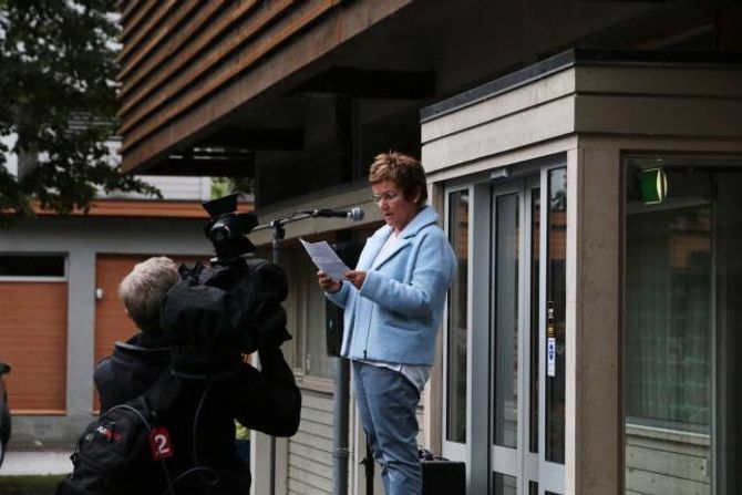 – VÅR JENTA: Inger Bakken held appell framføre rådhuset i Lærdal. – Me vil først og fremst støtte Andrea, ho er vår jenta.