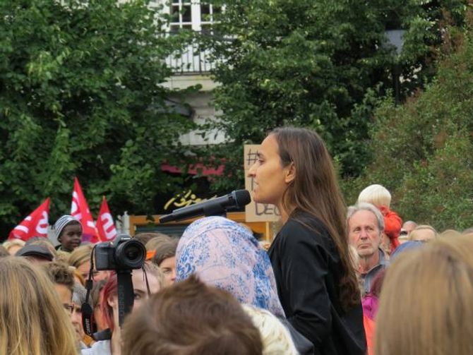 APPELL: Styremedlem i Kvinnefronten Seher Aydar var konferansier under demonstrasjonen i Oslo.