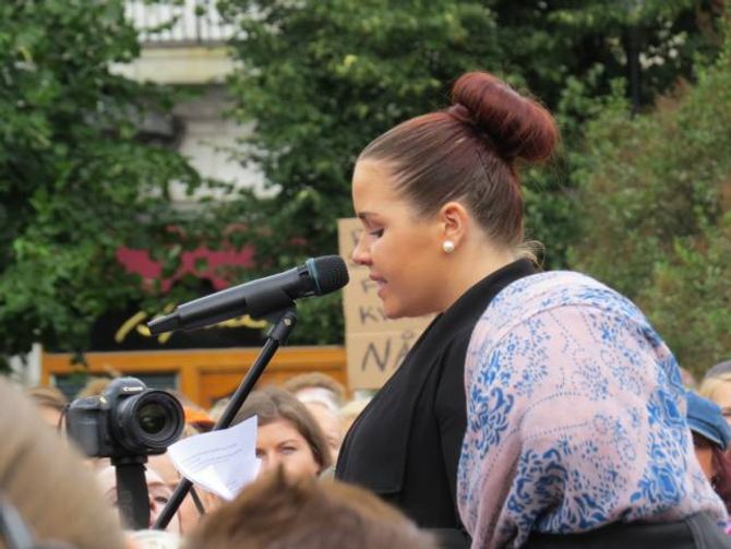 APPELL: Bloggar og føredragshaldar June Holm delte si valdtektshistorie under demonstrasjonen i Oslo.