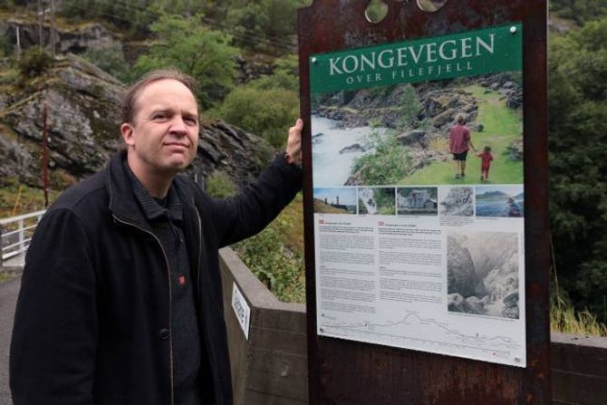 ENTUSIASME: Jan Adriansen fortel med stor entusiasme korleis historie dei to bruene i Galdane har.