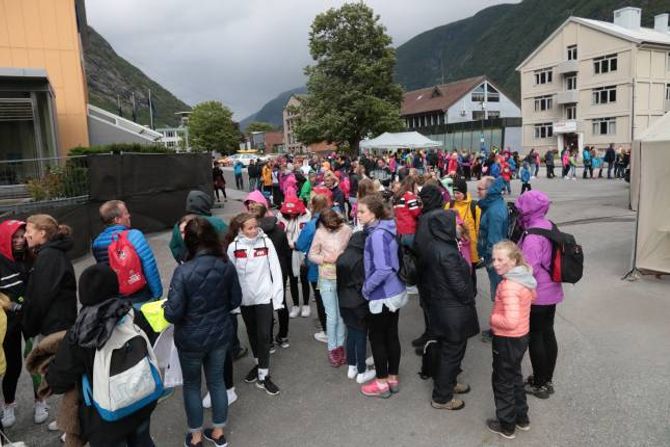 KØ: Slik såg køen ut tre timar før konserten startar.