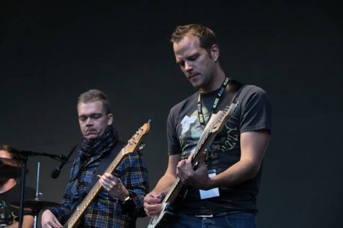 KAN LÅTANE UTANATT: Ørjan Lindborg og Tomas Styve har mange timar i øvingsrommet i ungdomsklubben Kjedlar'n, der dei har øvd på Dizzy Mizz Lizzy-låtar.