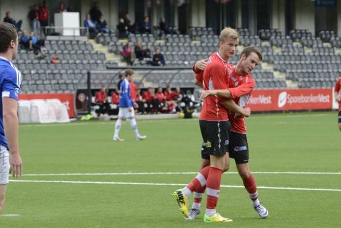 KONGE I LUFTA: Mathias Flo blir gratulert av lagkameratane etter å ha stanga inn 1-0 til Fjøra.