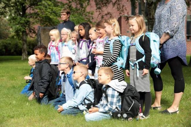 BILETE: Første skuledag skal sjølvsagt dokumenterast, og ungane stiller tolmodig opp til bilete.