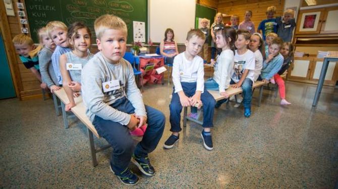 SPENT GJENG: Her er klasse 1c ved Trudvang skule klare for første skuledag. For mange var det eit spent første møte, både med skulen og med medelevane.