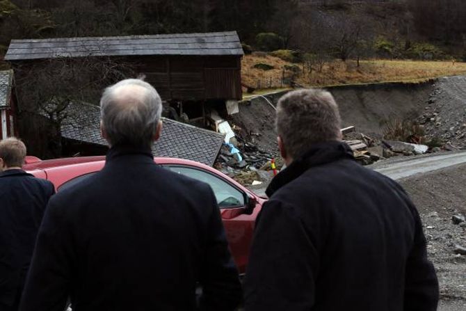 STORE ØYDELEGGJINGAR: I desember 2014 besøkte Jonas Gahr Støre (Ap) Flåm for å sjå på skadane etter flaumen.