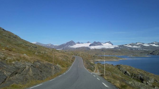 NASJONALSKATT: Når du kan få slike syn som her på Sognefjellet, er det ikkje alltid like viktig om det er beinaste vegen til målet.