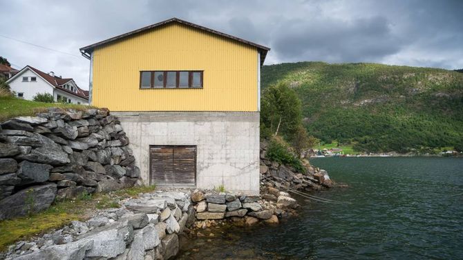 BLIR FJERNA: Denne garasjen skulle eigentleg få stå. No har lagmannsretten snudd og bestemt at den likevel må rivast for å gje plass til fjordstien.