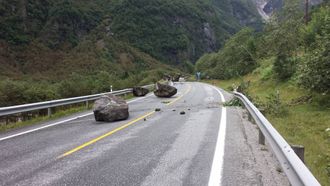 STORT RAS: Fleire ras og store steinar gjorde at E16 gjennom Gudvangen vart stengt i fleire dagar. Heldigvis gjekk ingen liv tapt.