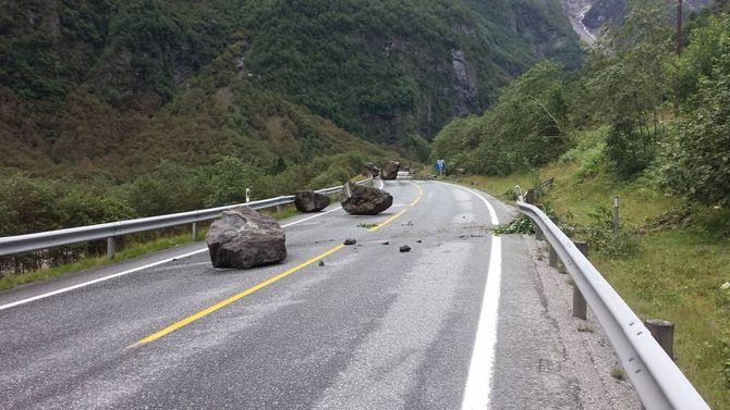 SPERRAR VEGEN: Store steinar sperrar vegen i Gudvangen.