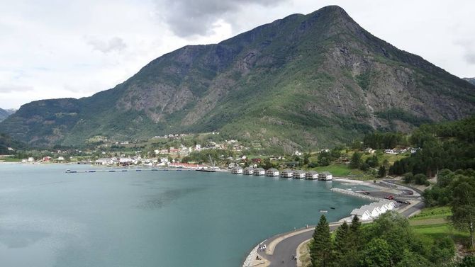 VIL RIVE: Investor Oddvar Røysi har investert ein kvart milliard i leiligheiter, hotell og cruiseskipkai i Skjolden. No vil han rive alt saman og heller satse i Sogndal.