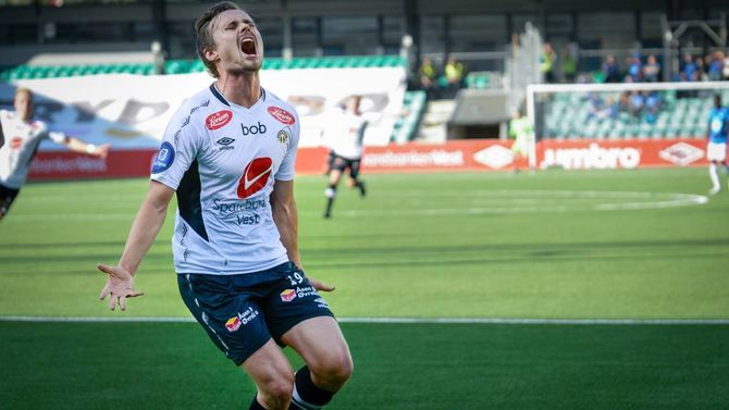 JUBELSESONG: Med unnatak av to klabbete periodar har det meste gått vegen for Sogndal i opprykksesongen. Her frå 4-3 sigeren mot Molde i juli.