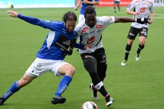 MOTBAKKE: Medan laget presterer er Mahatma Otoo ein av dei som opplever personleg motgang. I fjor var han toppscorar, i år må han kjempe for kvart minutt på bana.