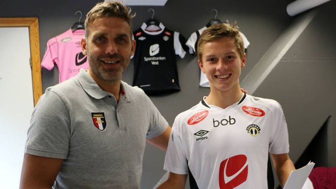 FERSK SIGNATUR: Sportssjef Håvard Flo gratulerer Johan Hove (15) med blodfersk proffkontrakt med klubben.
