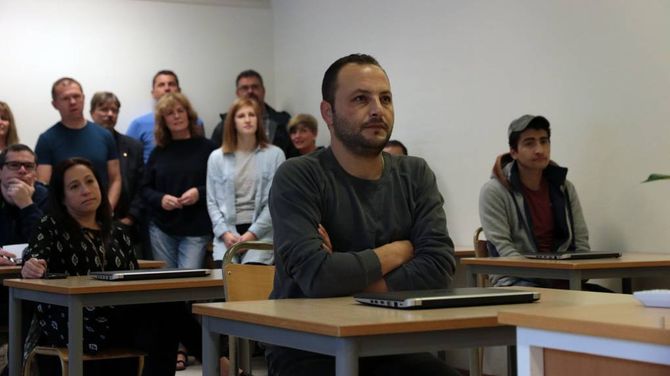 FØRSTE SKULEDAG: For tolv elevar var dette første skuledagen deira på den nye vaksenopplæringa i Lærdal.