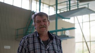FEKK KJEFT: I fjor fekk Arne Hovland og Årdal kommune kjeft for å stengje friluftsbassenget akkurat då finvêret kom, men i år held dei ope to veker ekstra. Arkiv