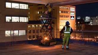 TIDLEG UTE: nLink har allereie ein robot ute på marknaden. Den borer hol i betongtak på byggjeplassar, medan handtverkaren berre kan stå og sjå på.