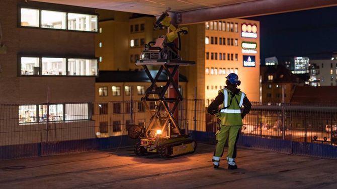 FOR SAL: nLink har allereie ein robot ute på marknaden. Den borer hol i betongtak på byggjeplassar, medan handtverkaren berre kan stå og sjå på.