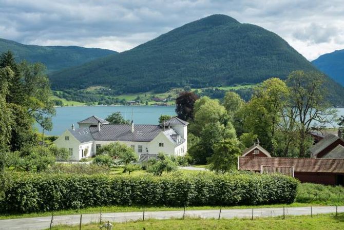 FREDA: Kaupanger hovedgård og området rundt er freda kulturminne. Sauefjøsen er frå 1854 og det eldste driftsbygget på garden.