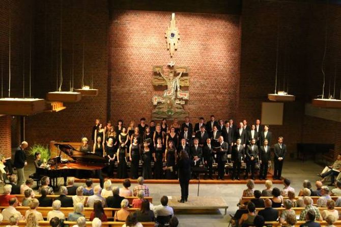 KONSERT: Koret Wiener Staatsopernchor hadde konsert for ei fullsatt kyrkje.
