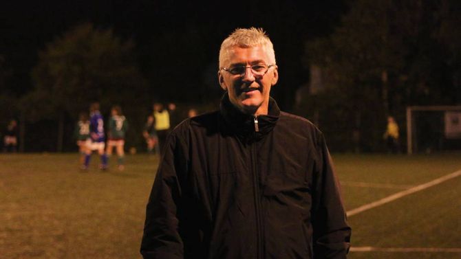 FORSLAG TIL MODELL: Arne Håkon Laberg føresler eit samarbeid mellom Jotun og Årdal Fotballklubb i 5. divisjon.