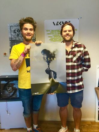 GLAD DUO: Jesper Nondal og Stian Sunde frå Meieriet viser fram årets store artistfangst. Highasakite spelar i Sogndal den 17. november.