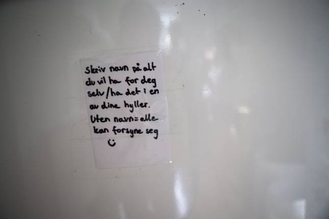 MERKING: Med seks stykk som forsyner seg er det viktig å sette namn på matvarene ein vil ha for seg sjølv.