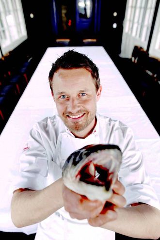 Øyvind Hjelle er kjent frå TV og har gitt ut fleire bøker. Han har vore kokk i 25 år ved nokre av dei fremste restaurantane i Oslo. No arbeider han med utvikling for norske matleverandørar og er fast matskribent for NTB.