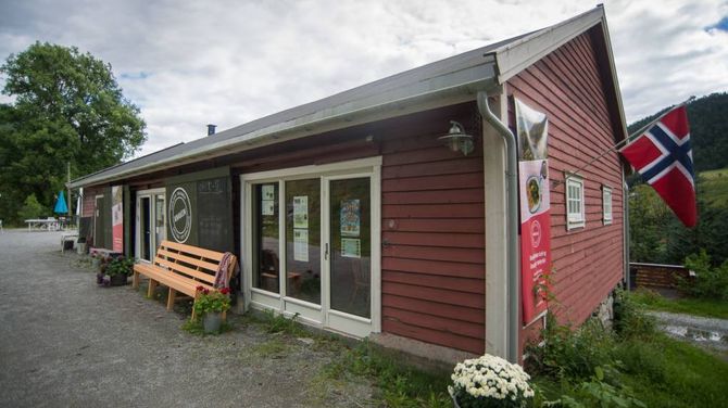VIKTIG FUNKSJON: For bebuarane på Kaupanger er Knaken ein populær møtestad, kjent for mellom anna dei jamnlege quizane. Om somrane fungerer plassen som eit besøkssenter for stavkyrkja.